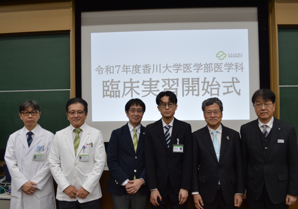 認定証・白衣贈呈 (左から星川医学科長、杉元病院長、西山医学部長、有澤さん(学年代表)、上田学長、星川理事)